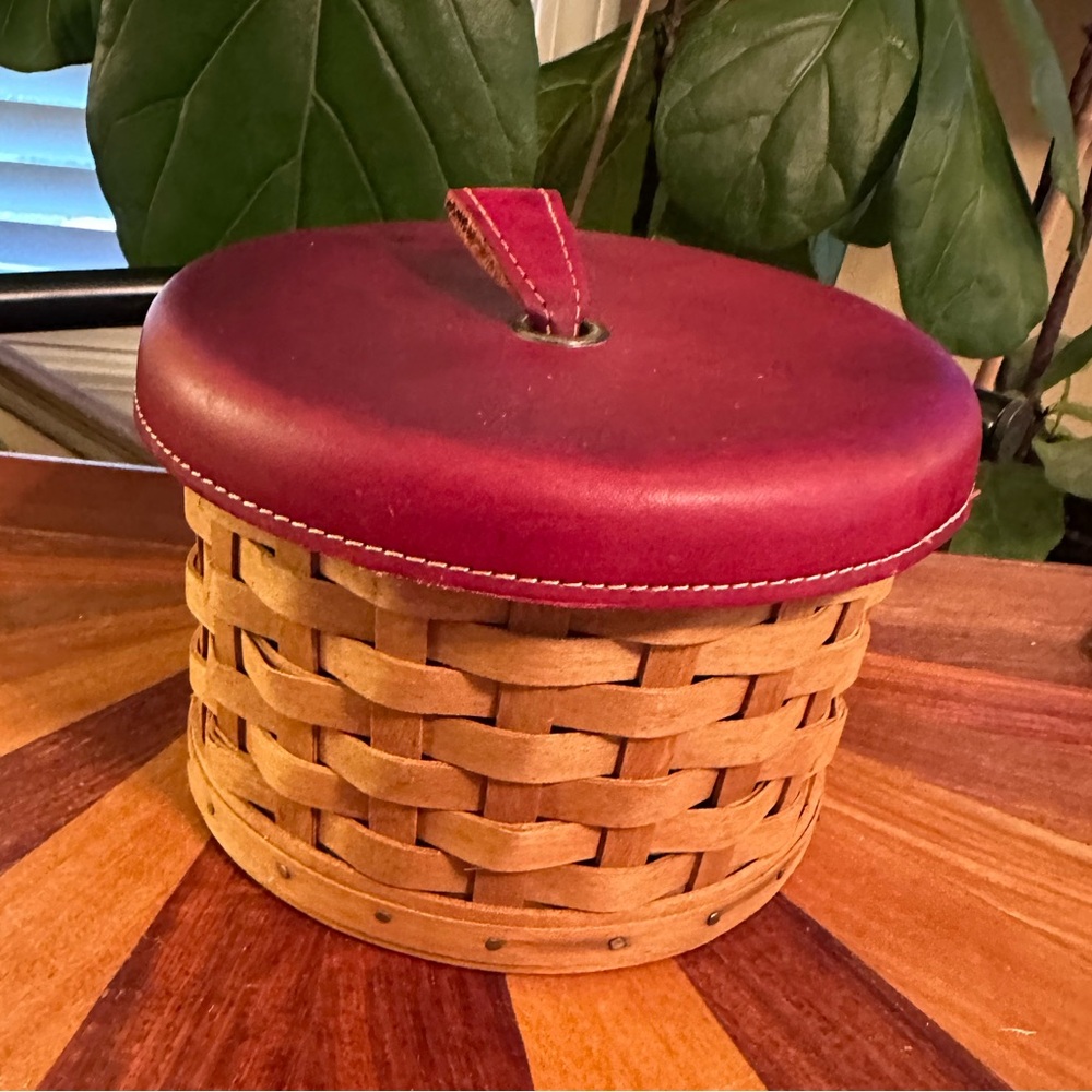 LONGABERGER 2004 signed Mother's Day Basket, liner set and leather lid